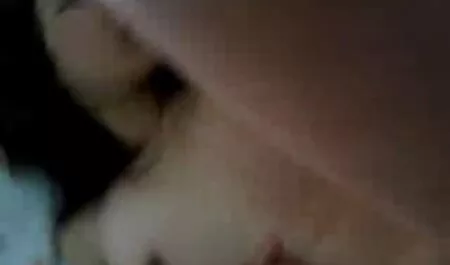 جار تغذية افلام سكس أجنبية مترجم إميلي ويليس على الأريكة.