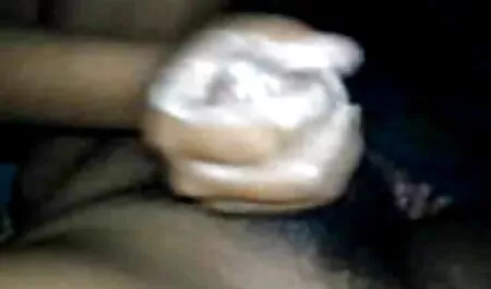 يمتد النموذج في السرير ، ويظهر كس. اقوى افلام سكس مترجم
