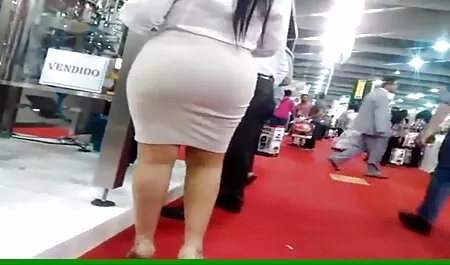 النساء مع جولة الثدي اللعب على السرير. جنس مترجم عالمي