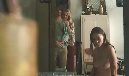 فتاة عارية ملقاة افلام اجنبية سكس مترجم على ظهره والصور.