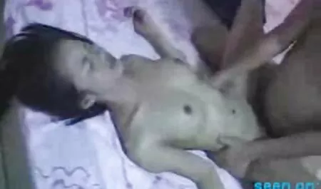 فتاة في قصص جنس مترجم الحمار.