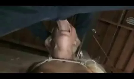 زوجة الشعر الأحمر الناس السود التسلل تحت إشراف زوجها. افلام سكس مترجم عربي