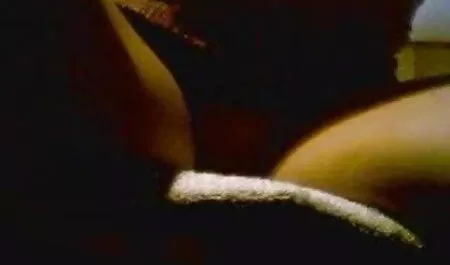 Bukhar تنزيل افلام سكس مترجم تناول اثنين من الديك الأسود في النوم.