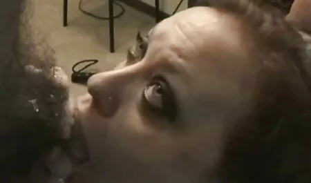 الشابات يجلسون تنزيل افلام سكس مترجم على أيديهم.